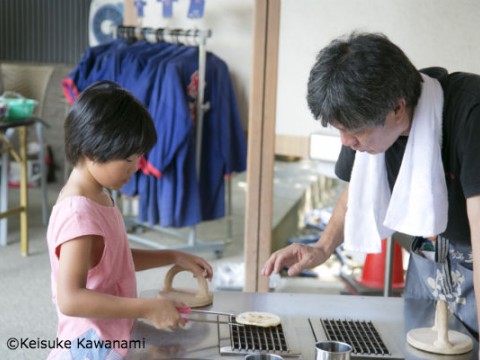 You can bake Osenbei yourself ! images